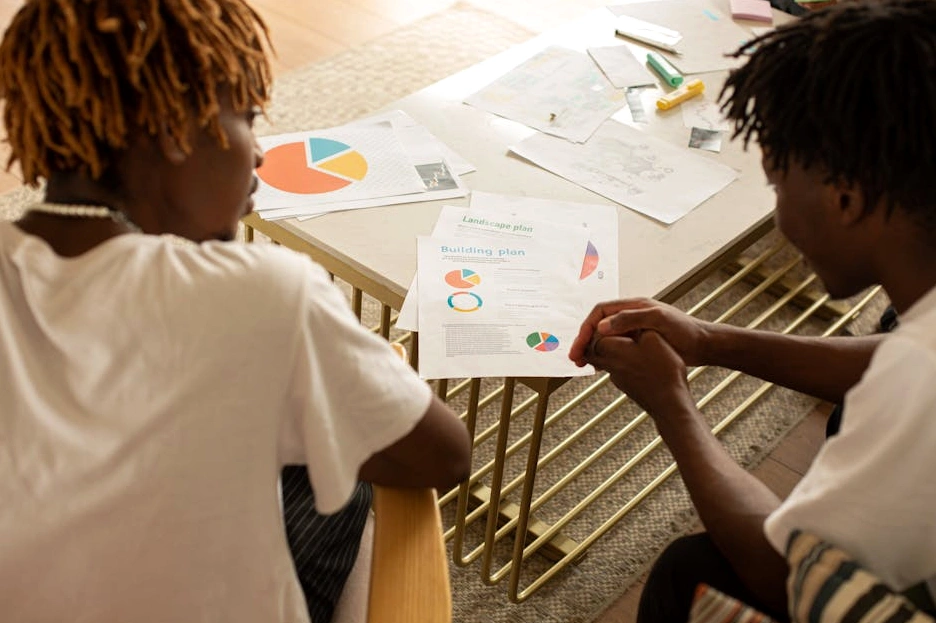 Professionista del team Synergy Consulting che analizza dati di vendita su un laptop.